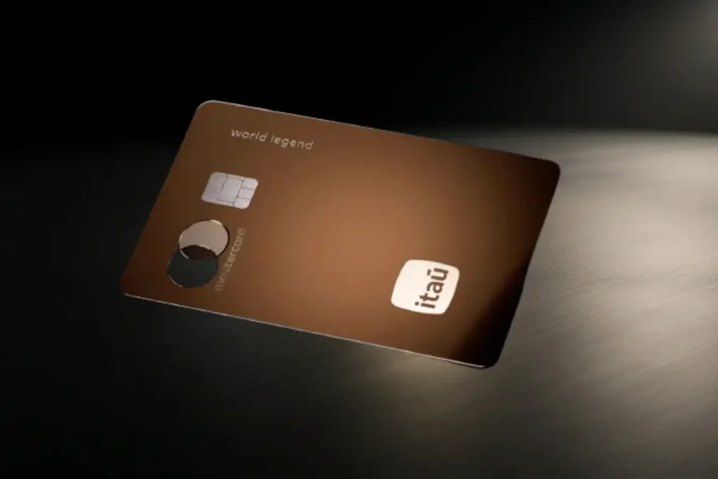 Cartão Itaú Private World Legend Mastercard ultra premium com design preto e dourado champagne