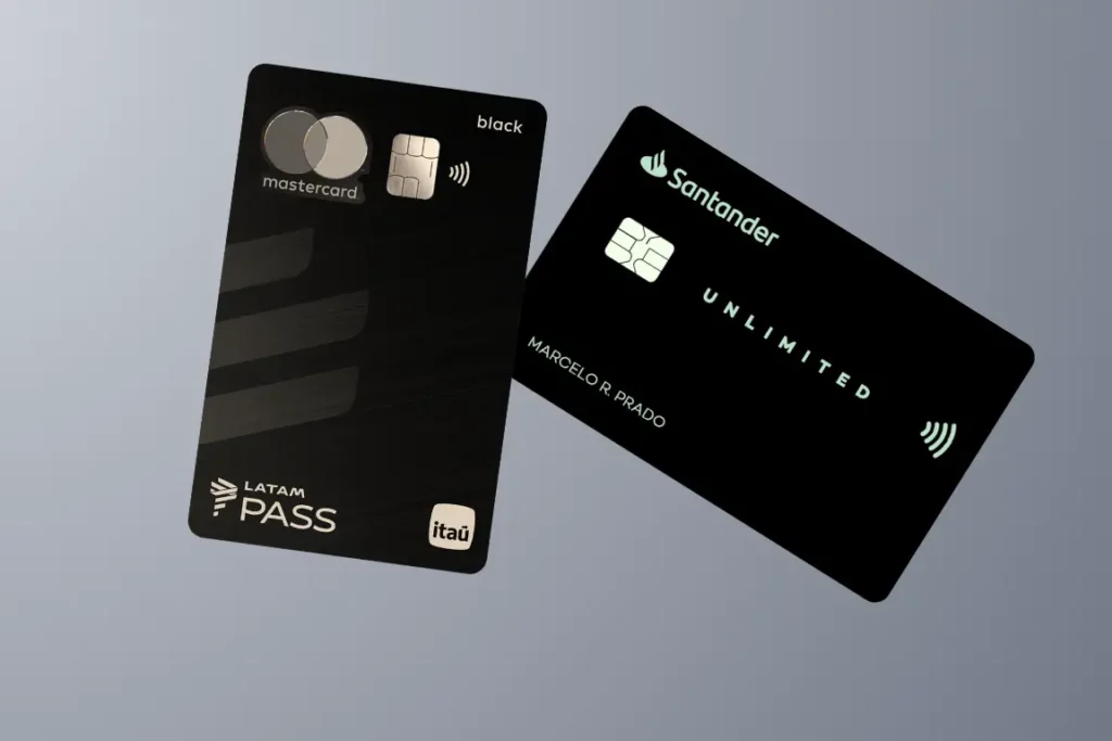 Comparativo entre os cartões LATAM Pass Itaú Mastercard Black e Santander Unlimited Mastercard Black com foco em milhas, salas VIP e benefícios de viagens em 2026