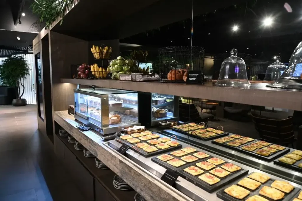 Buffet do Lounge by Mastercard Black no Terminal 3 do Aeroporto de Guarulhos (GRU), que opera no conceito Grab & Go com alimentos e bebidas para passageiros elegíveis.