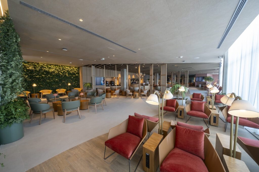 Sala VIP premium internacional com benefícios LoungeKey e Mastercard World Legend