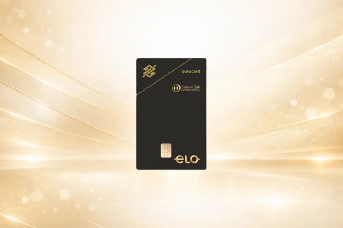 Cartão Ourocard Elo Diners Club do Banco do Brasil sobre fundo premium dourado claro com efeito luxuoso