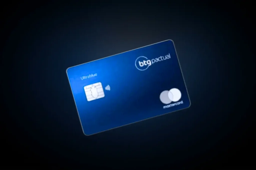 Cartão BTG Ultrablue 2026 com IOF zero internacional e acesso ilimitado a salas VIP LoungeKey
