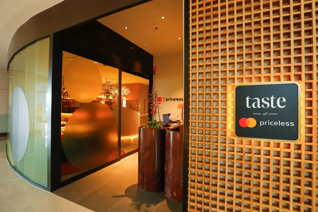 Entrada do espaço Taste of Priceless Mastercard no Aeroporto de Guarulhos, experiência gastronômica premium para clientes Mastercard Black
