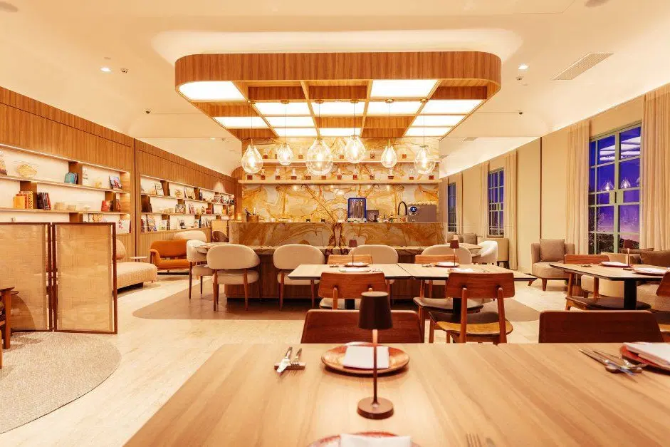 Interior do Visa Infinite Privilege Lounge no Aeroporto Internacional de Guarulhos (GRU), sala VIP exclusiva para clientes Visa Infinite Privilege e viajantes de altíssima renda.