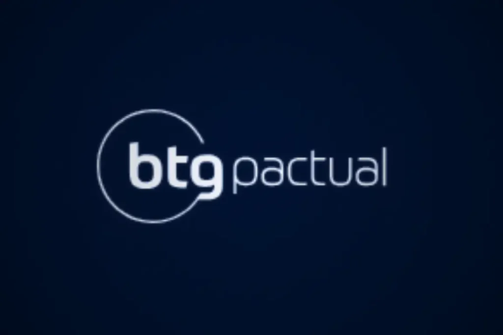Logo do BTG Pactual em fundo azul-marinho representando os cartões premium Black e Ultrablue em 2026