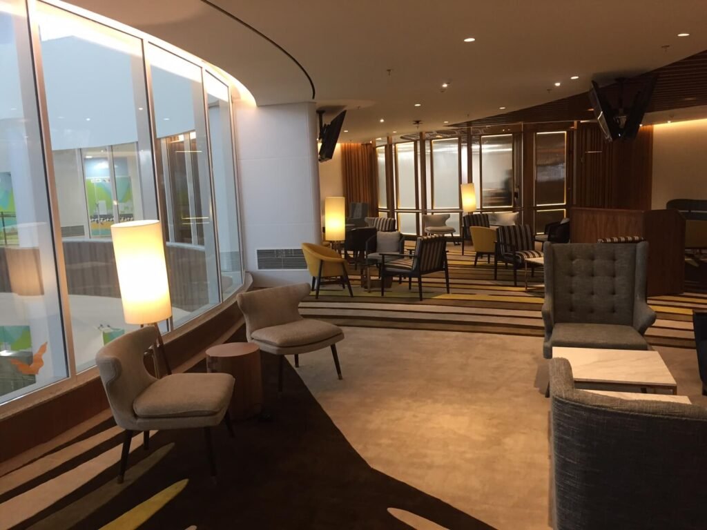 Sala VIP premium internacional com acesso LoungeKey e benefícios Mastercard World Legend