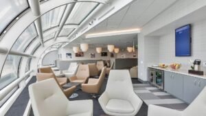 Sala VIP The Club no Terminal A do Aeroporto de Orlando (MCO), lado ar 4, acessível com LoungeKey e cartões premium.