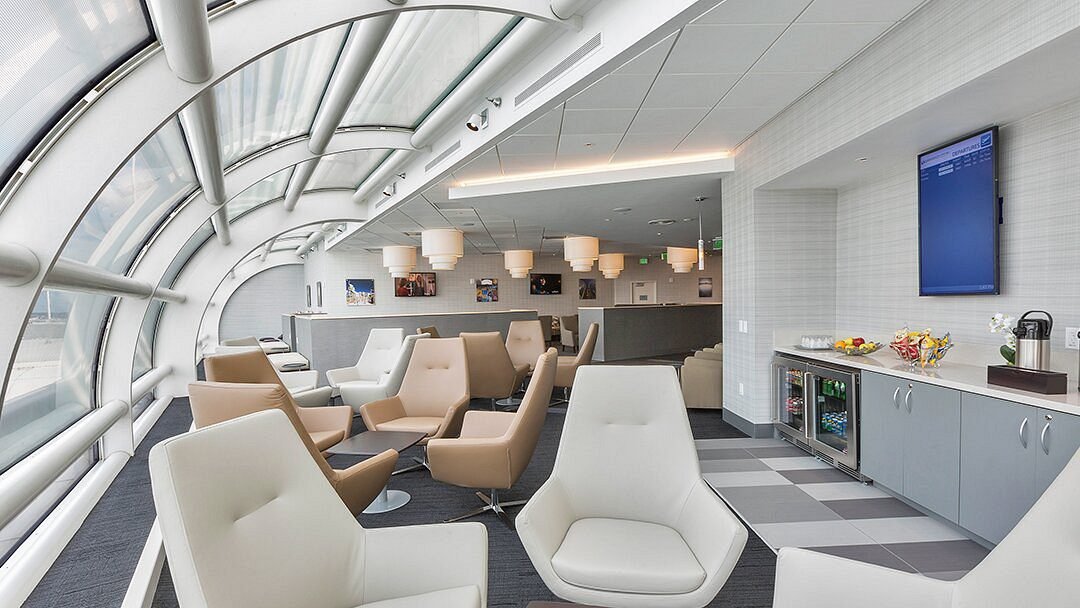 Sala VIP The Club no Terminal A do Aeroporto de Orlando (MCO), lado ar 4, acessível com LoungeKey e cartões premium.