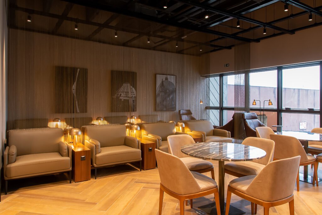 Área interna do W Premium Lounge no Terminal 2 do Aeroporto Internacional de Guarulhos com acesso pelo LoungeKey