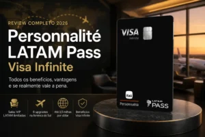 Cartão Personnalité LATAM Pass Visa Infinite do Itaú em destaque sobre mesa premium com ambiente de sala VIP aeroportuária ao fundo, ilustrando benefícios de viagens, milhas e acesso a lounges em 2026.