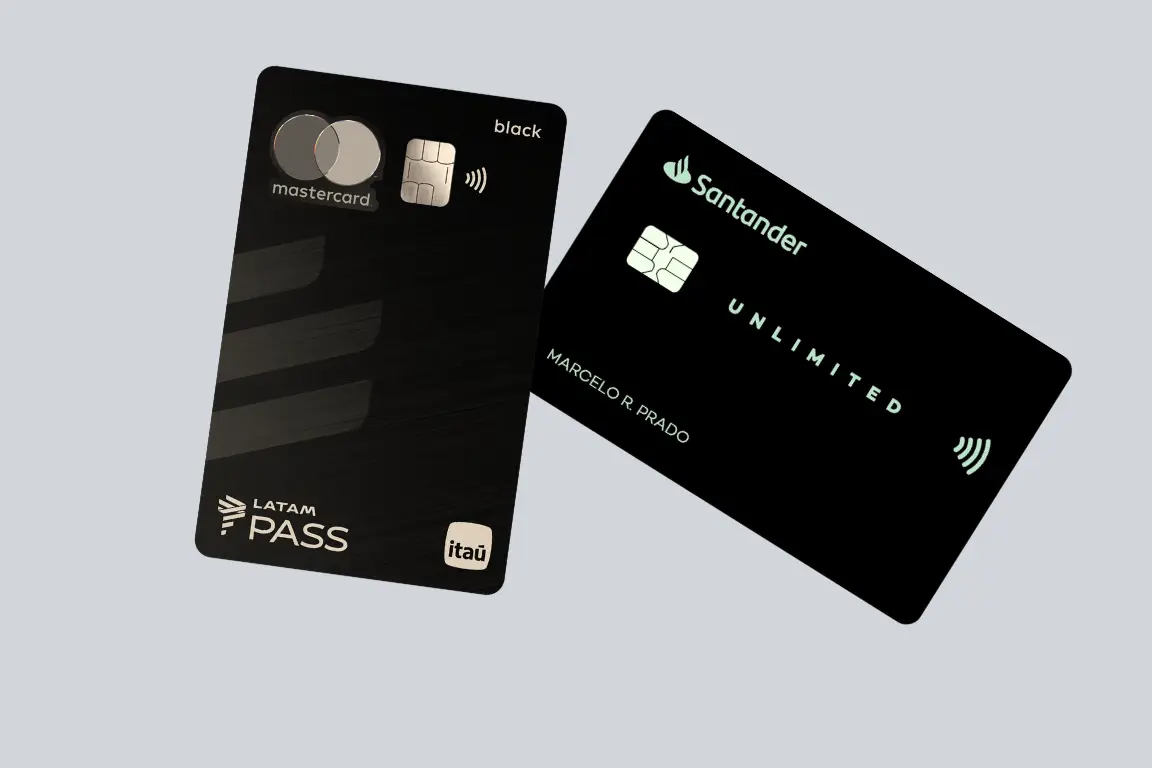 Comparativo entre os cartões LATAM Pass Itaú Mastercard Black e Santander Unlimited Mastercard Black com foco em milhas, salas VIP e benefícios de viagens em 2026
