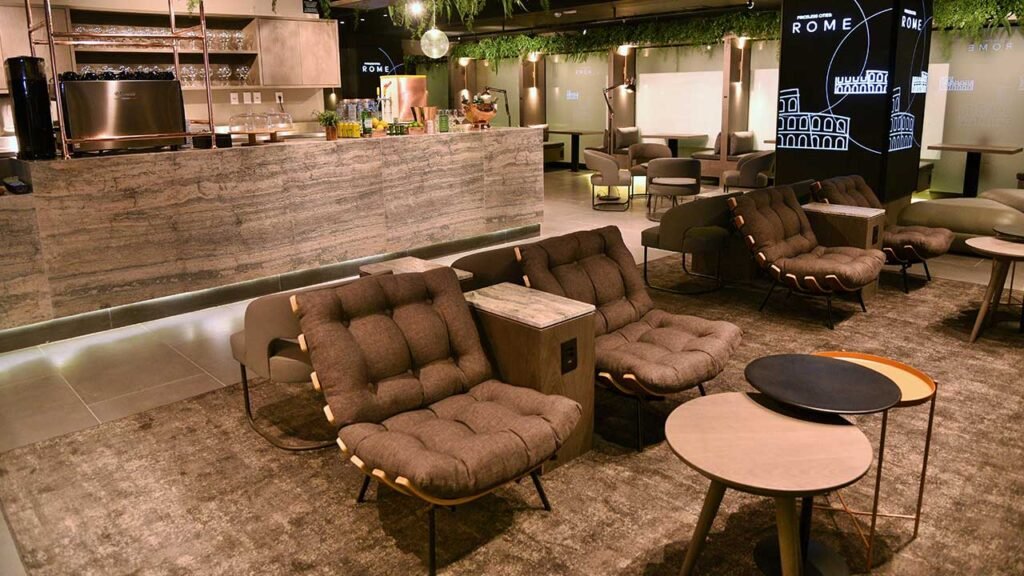Interior da Mastercard Black Lounge no Terminal 3 do Aeroporto de Guarulhos, com área de descanso, poltronas premium e espaço exclusivo para portadores de cartões Mastercard Black.