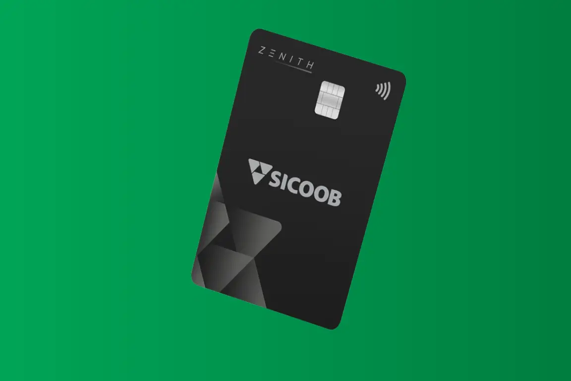Cartão Sicoob Visa Infinite Zenith sobre fundo verde institucional, destaque para o cartão premium da cooperativa com 4 pontos por dólar e acesso ilimitado a salas VIP Visa Airport Companion.