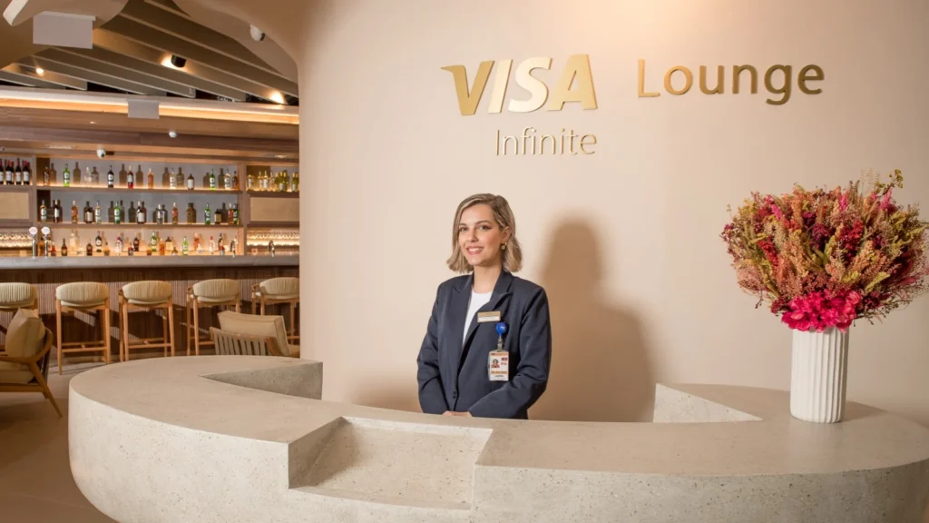 Recepção do Visa Infinite Lounge no Terminal 3 do Aeroporto de Guarulhos, sala VIP exclusiva para portadores de cartões Visa Infinite.