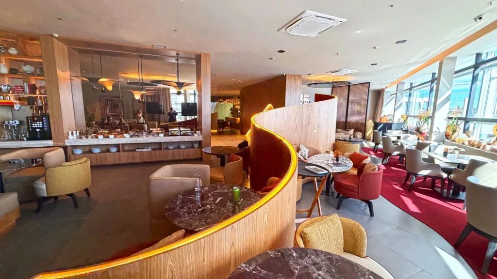 Ambiente interno do Taste of Priceless no Terminal 3 do Aeroporto Internacional de Guarulhos (GRU), lounge premium exclusivo para clientes Mastercard World Legend.