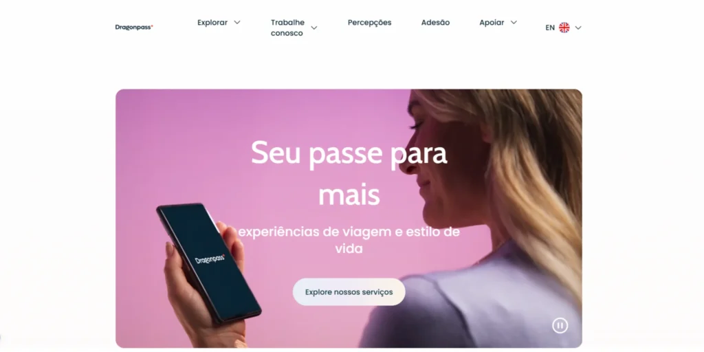 Página inicial do DragonPass destacando o aplicativo para acesso a salas VIP, restaurantes e experiências em aeroportos ao redor do mundo.