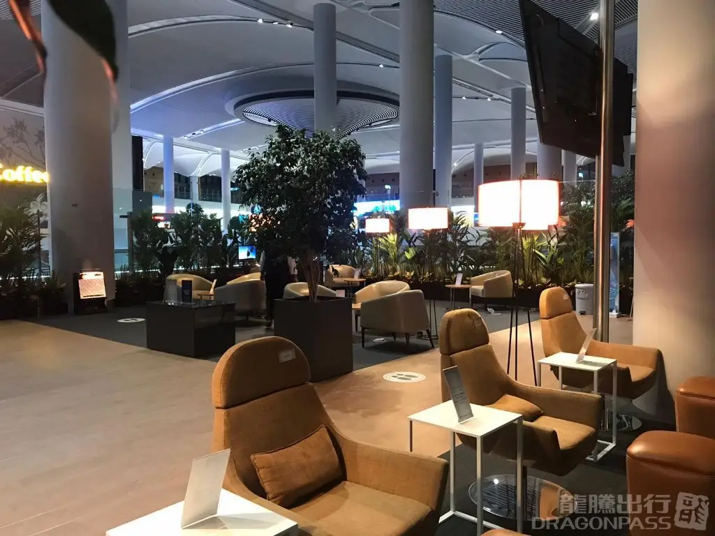 O iGA Lounge, localizado no Aeroporto de Istambul (IST), é um dos principais lounges parceiros do DragonPass e foi reconhecido no DragonPass Global Awards pela excelência em infraestrutura, gastronomia, conforto e atendimento aos passageiros internacionais.