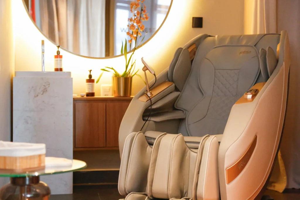 Poltrona de massagem na área wellness do Taste of Priceless, lounge Mastercard World Legend no Aeroporto Internacional de Guarulhos (GRU).