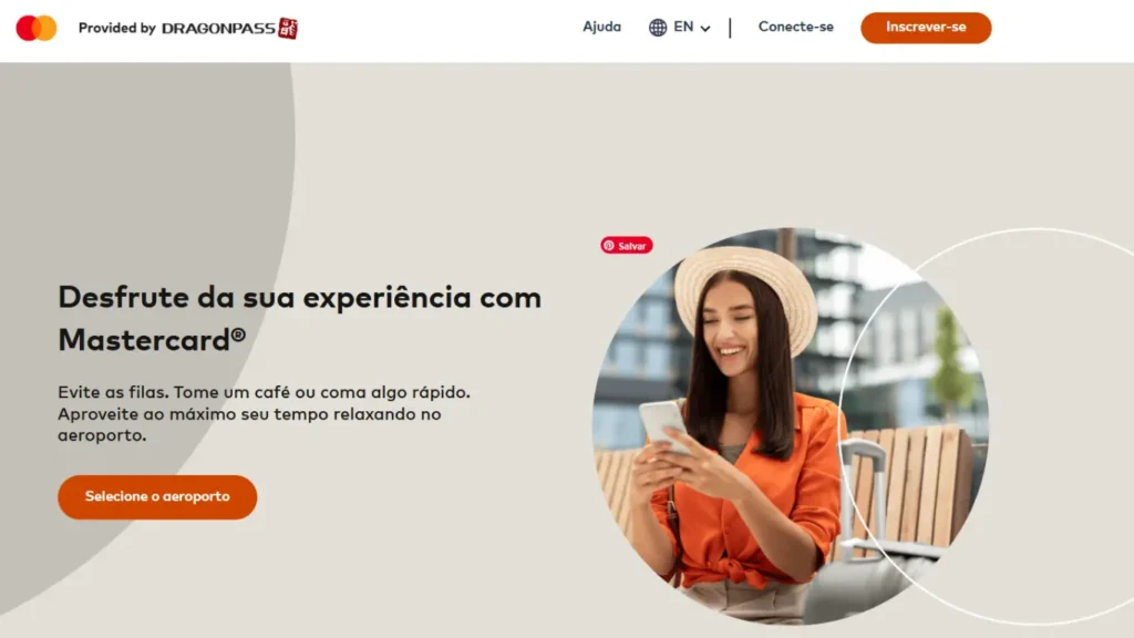 Página inicial do Mastercard Travel Experiences mostrando viajante utilizando o aplicativo para acessar salas VIP, restaurantes e benefícios de viagem em aeroportos.