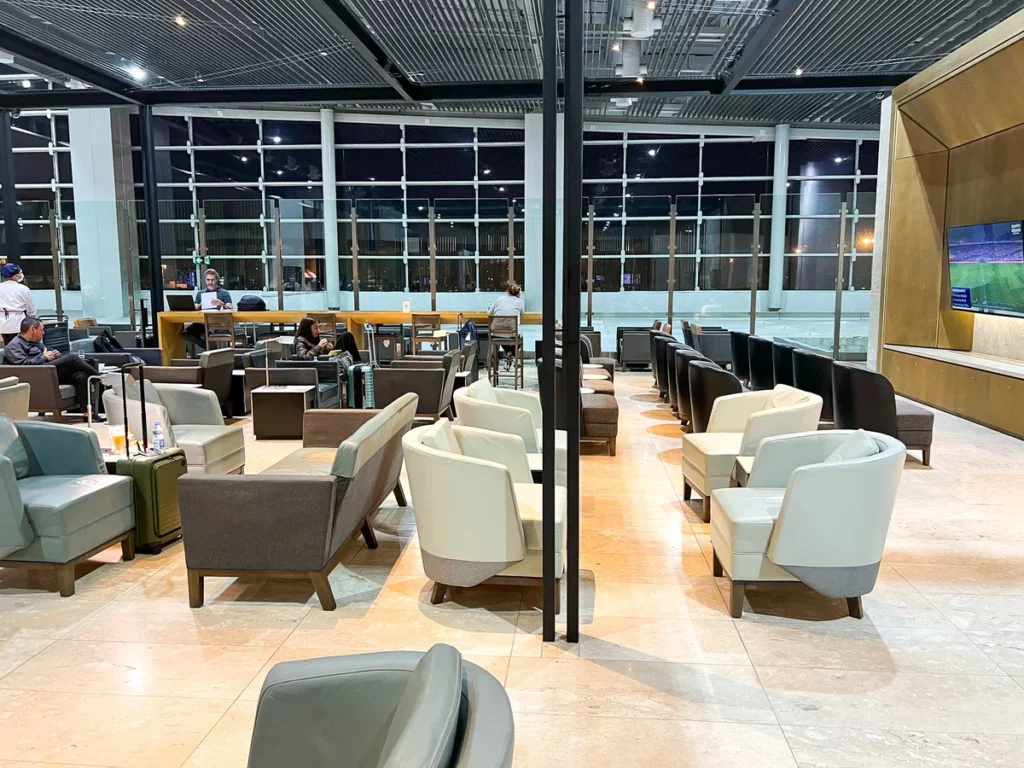Sala VIP LATAM no Aeroporto Internacional de Guarulhos (GRU), Terminal 3, com poltronas, áreas de descanso, espaço para trabalho e ambiente destinado aos passageiros de voos internacionais em 2026.