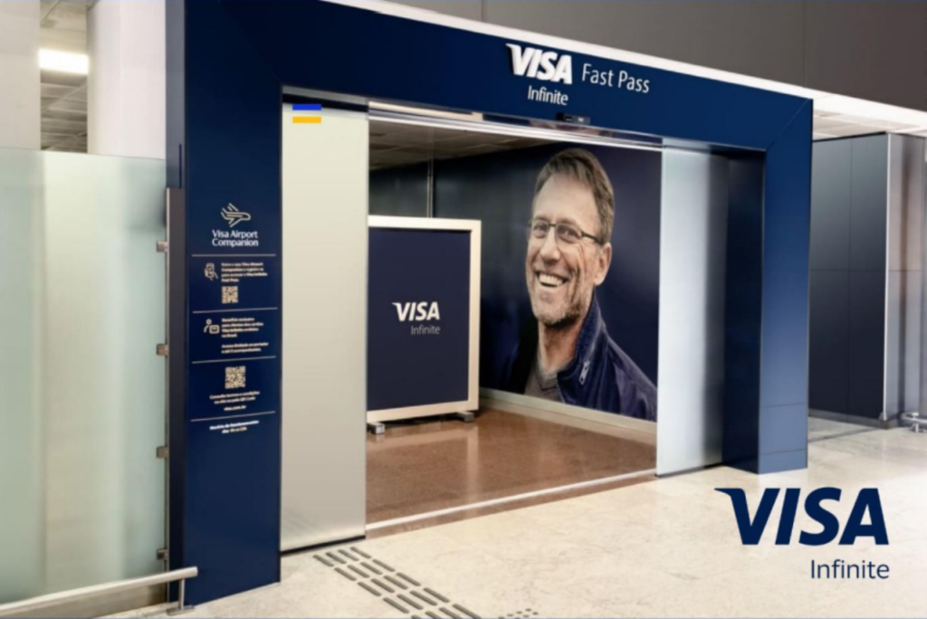 Entrada do Visa Infinite Fast Pass com fila prioritária no aeroporto