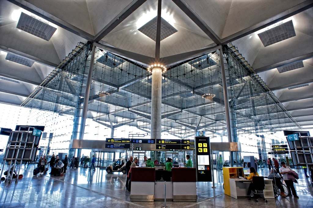 Interior do Terminal 3 do Aeroporto de Málaga-Costa del Sol, na Espanha.