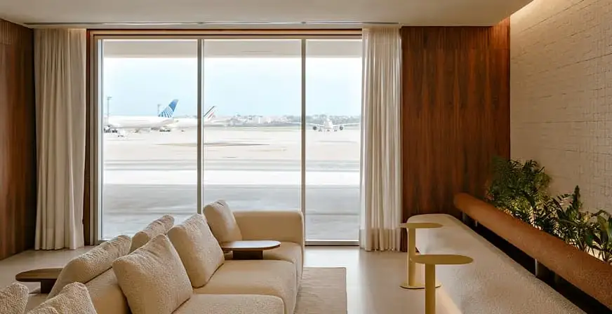 Área premium do Terminal BTG Pactual em Guarulhos para passageiros do desembarque internacional.