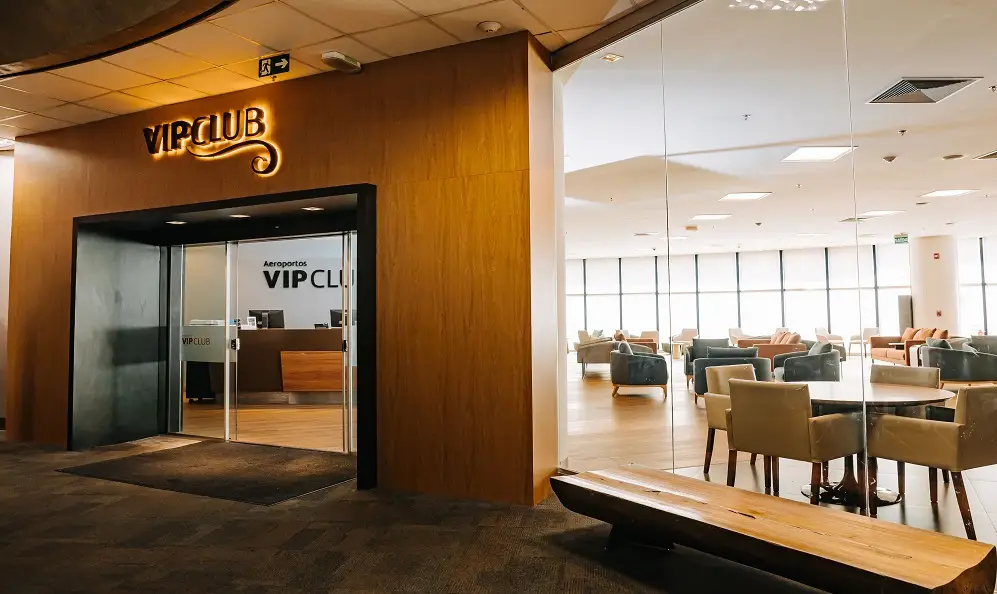 Entrada da sala VIP Club no Aeroporto de Brasília com área interna de descanso