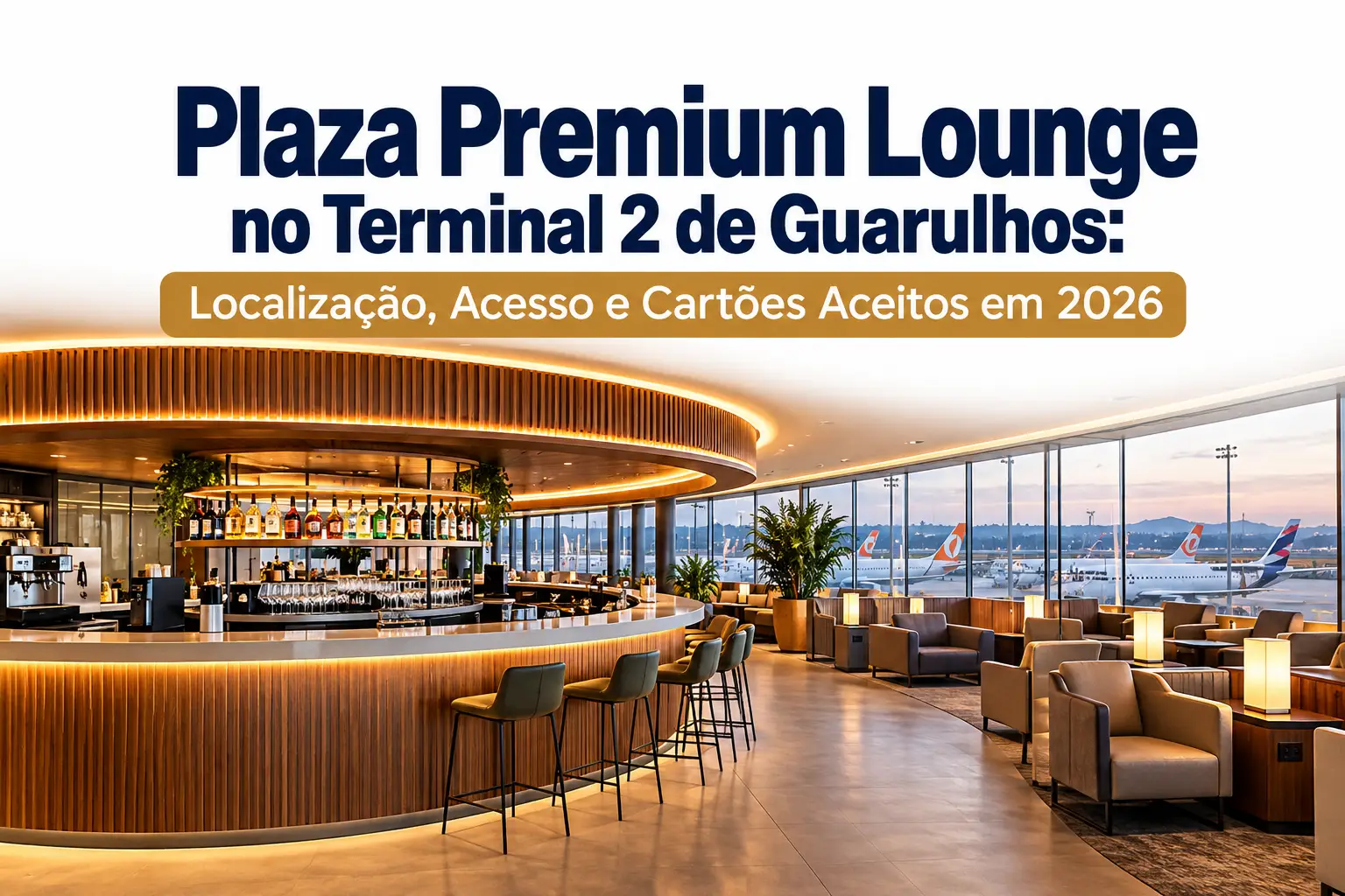 Plaza Premium Lounge no Terminal 2 de Guarulhos em 2026, com bar central, poltronas, iluminação aconchegante e vista panorâmica para o aeroporto.